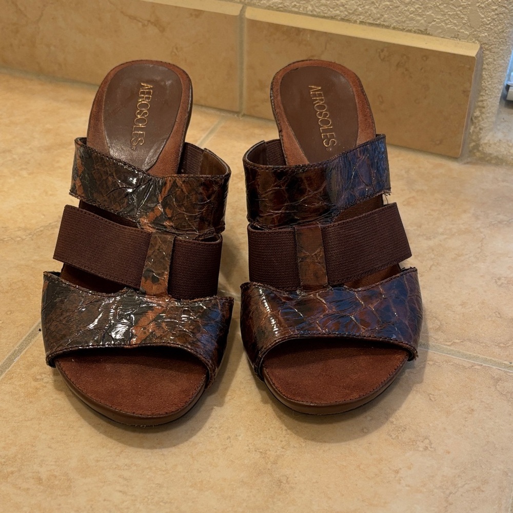 AEROSOLES Textured Brown Mules